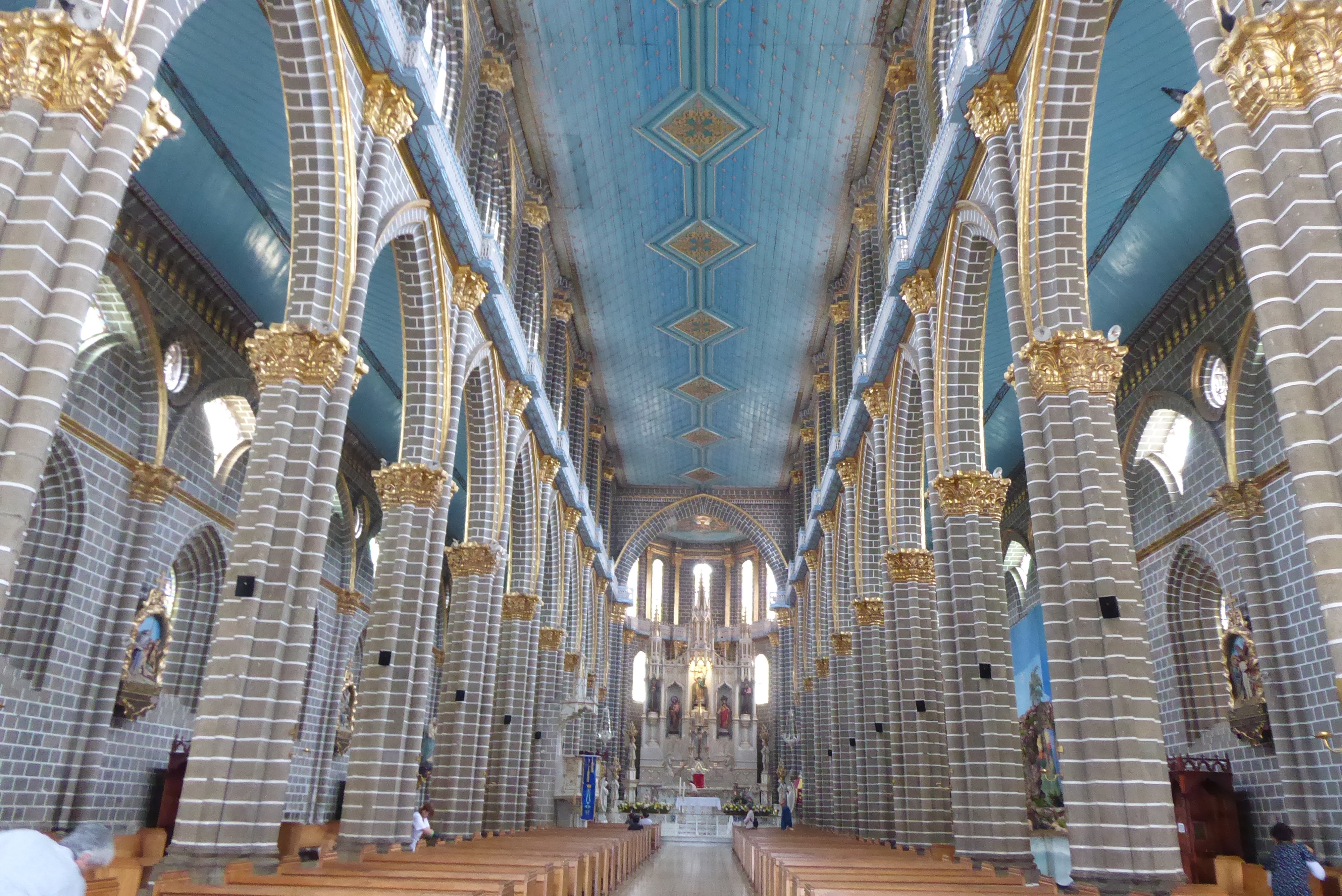 insidechurchjardiin.jpeg